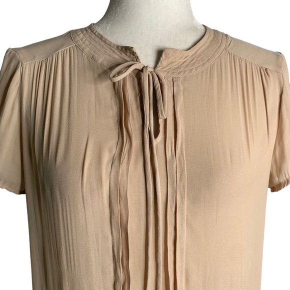 RO & DE Pleated Peplum Blouse Top S Beige Short Sleeve High Low Hem Tie Neck - Picture 2 of 6